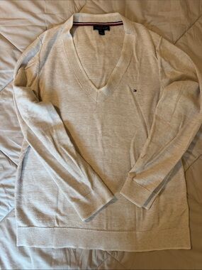 Tommy Hilfiger women’s Cream V-Neck Sweater size large
